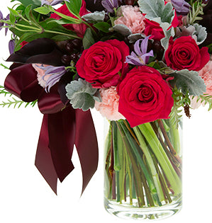 Valentine's spiral hand-tie bouquet set in a clear glass vase