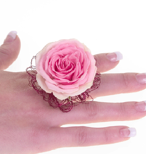 This stylish floral ring sits on a base of bullion wire and features a single beautiful blossom with a diamante pin for sparkle. 